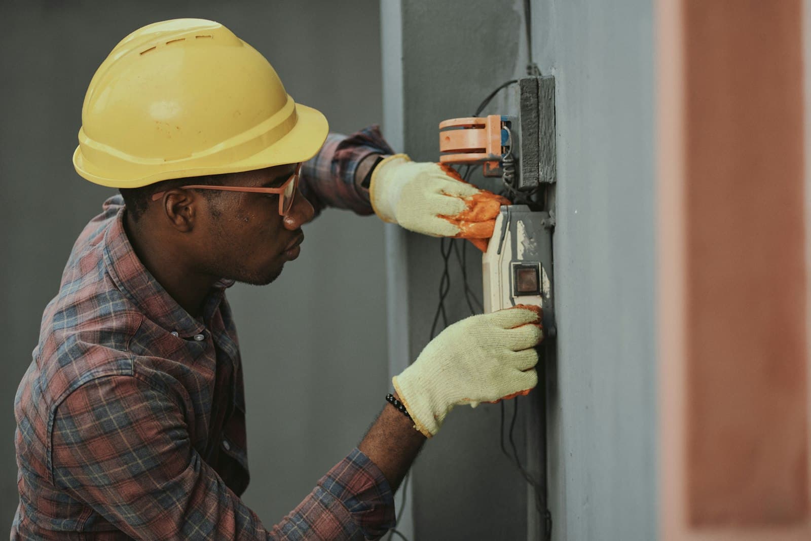 Elektriker bei der Installationsarbeit