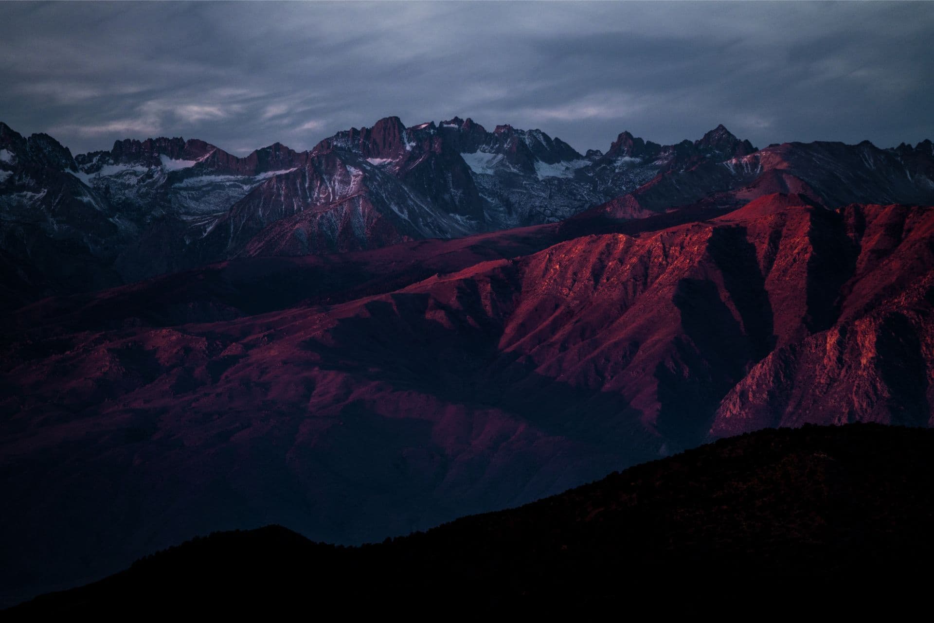 Tiroler Bergkette im Abendlicht